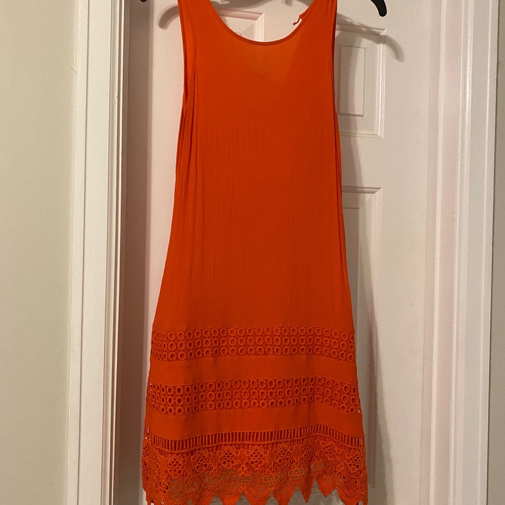 Small sleeveless Gianni Bini dress with embroidery